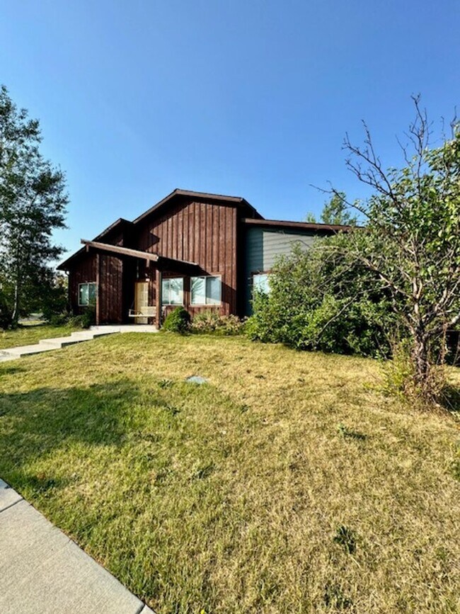 Building Photo - 3-Bedroom, 2-Bathroom Single-Level Home in Bozeman, MT