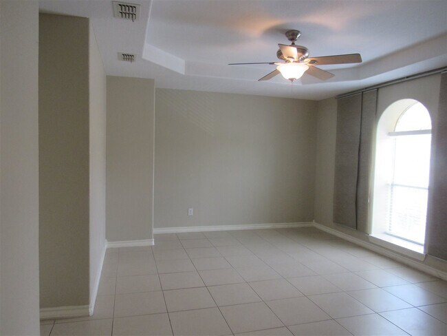 Building Photo - 1000 Ranchway Dr