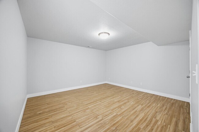 Building Photo - Stunning townhome on Sleepy Ridge