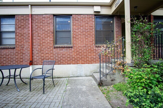 Building Photo - Charming NW 1-Bed Ready Late May!