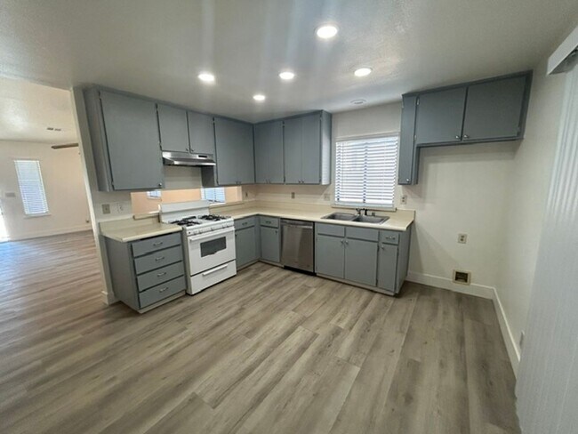 Building Photo - 1136 W Damron Ave