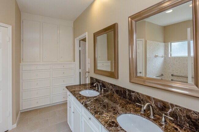 Building Photo - 1703 Plantation Dr
