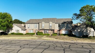 Building Photo - Townhome