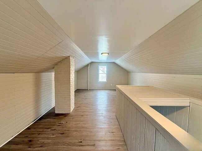 Building Photo - 4 Bedroom Home with Stainless Steel Appliances