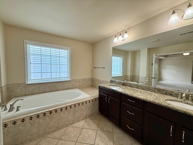 Building Photo - 1009 Providence Forest Dr