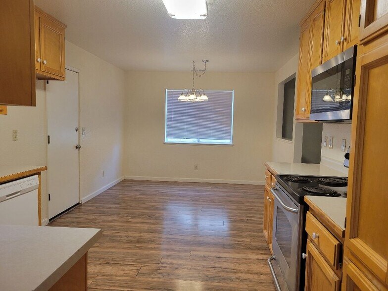 Building Photo - 1812 College Greens Dr