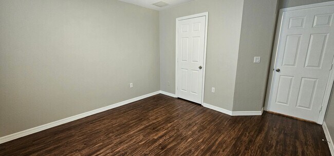 Building Photo - 1530 SW 19th Ave