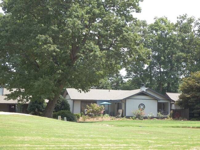Building Photo - Three Bedroom in Popular Bermuda Run. MUST...