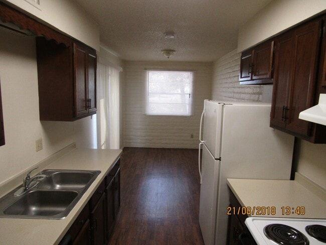 Building Photo - 2 Bedroom 2 Bath Duplex!! Taking Applicati...