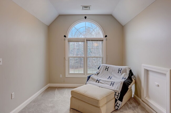 Building Photo - 45 Silver Fox Rd