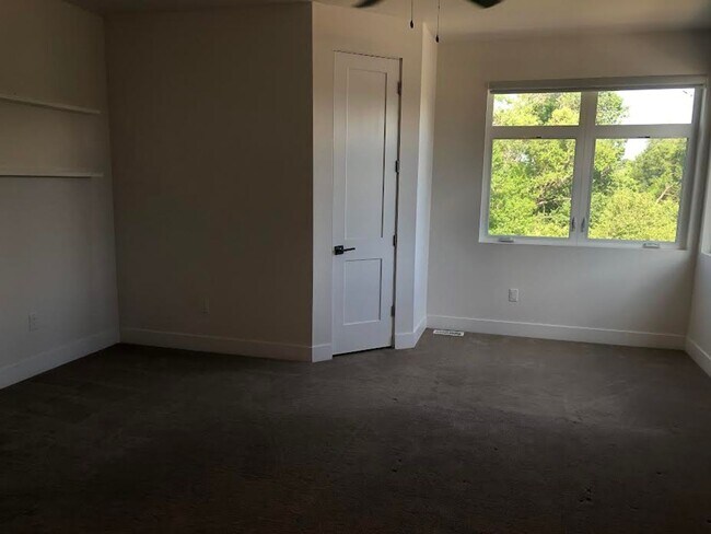 Building Photo - Beautiful 3 Bed, 4 Bath Home, Stunning Views from Rooftop Deck, D-12, close to DT and Military