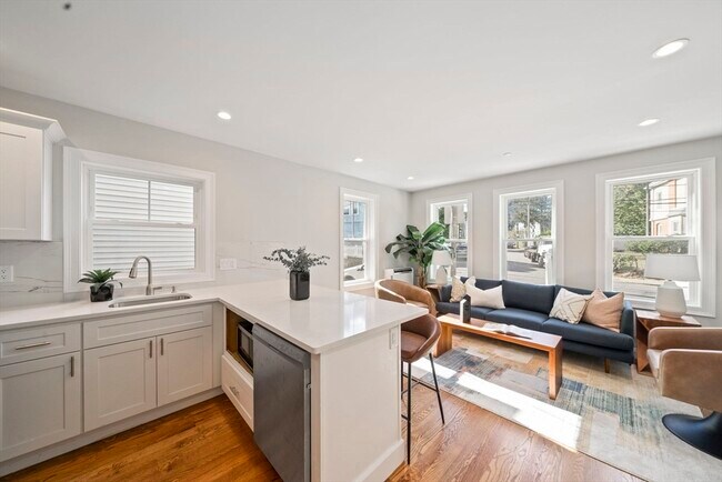 Building Photo - 52 Bellevue St