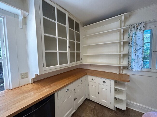 Building Photo - North AVL -  Renovated Arts & Crafts Cottage