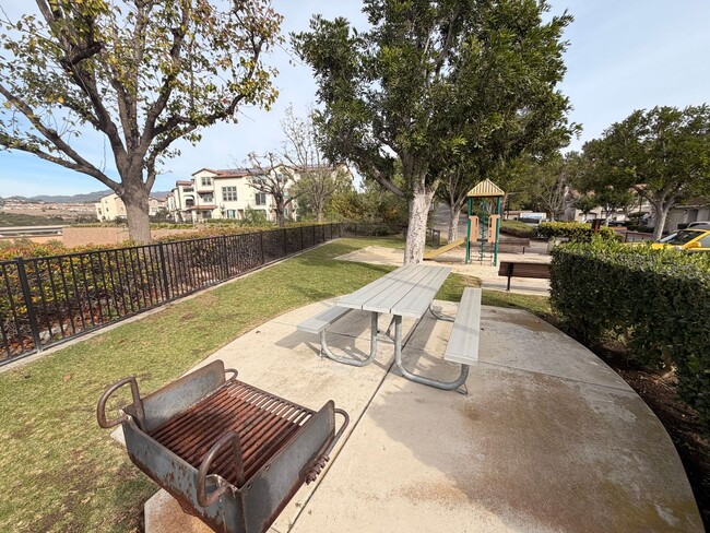 Building Photo - Very Spacious 1 Bed, 1 Bath Condo in Mission Viejo For Rent-In Unit Laundry and Attached Garage