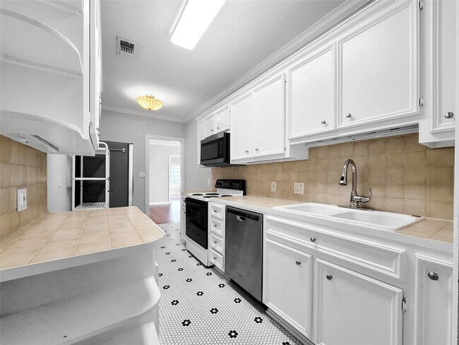 Building Photo - 3408 Crawford St