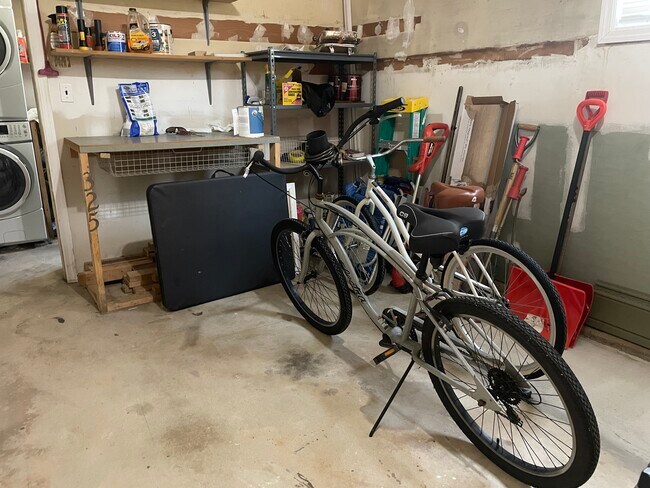 Building Photo - 325 E Hudson St