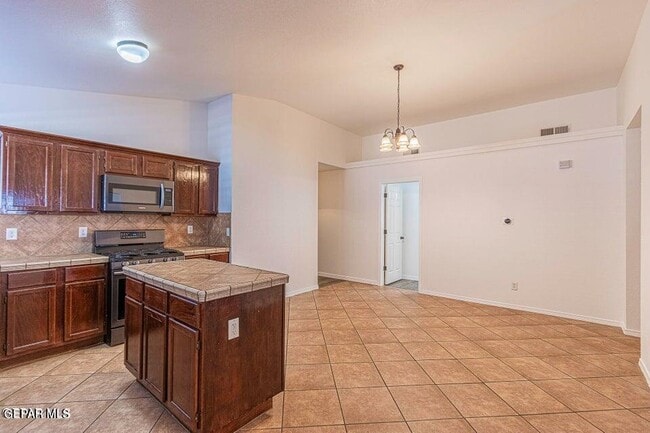 Building Photo - 2080 Shreya St