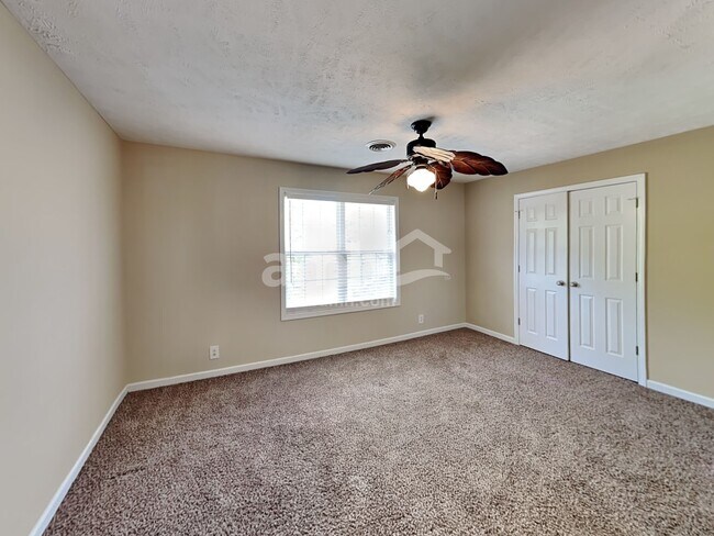 Building Photo - 2418 Taylor Close