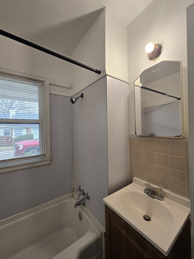 Building Photo - 522 S Glendale St