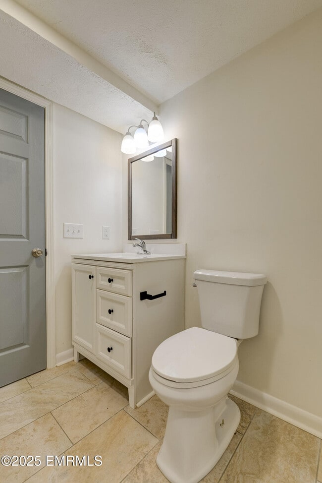 Building Photo - 1390 N Hills St