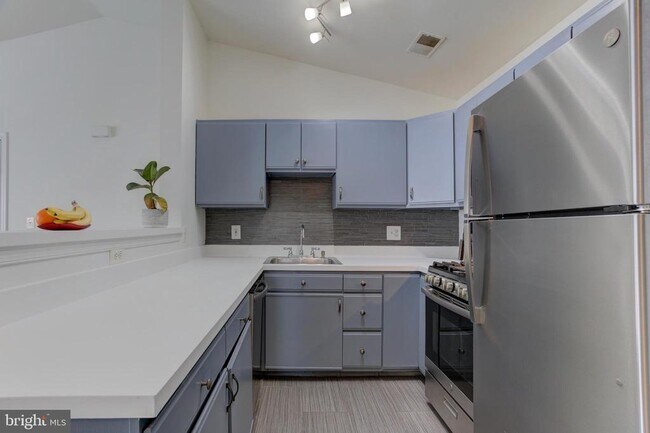 Building Photo - 645 Constellation Square SE