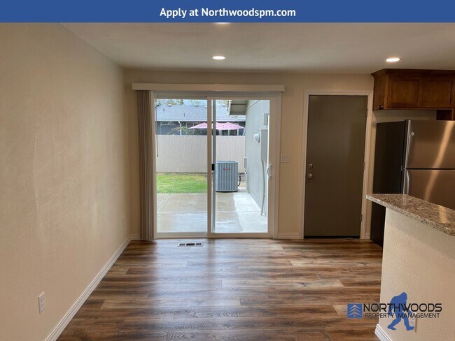 Building Photo - Gorgeous Newly Update 3 Bedroom 2 Bath Home in Friendly Central Point
