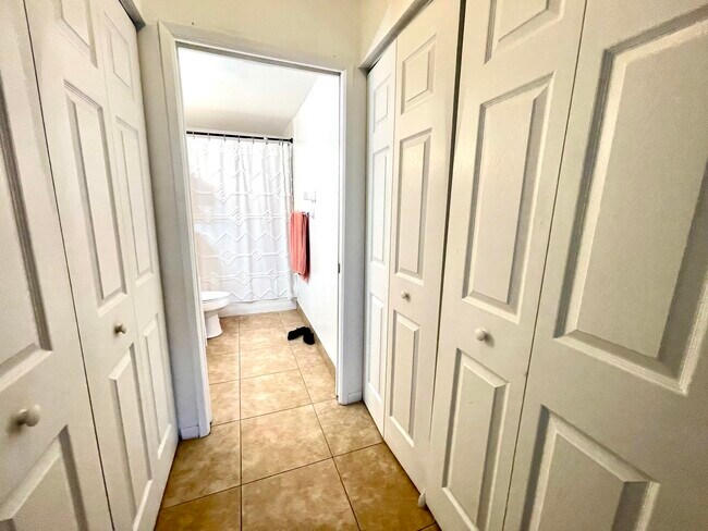 Building Photo - 8010 N Nob Hill Rd