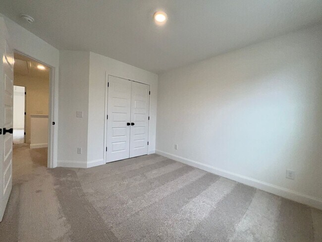 Building Photo - Spacious Townhome Located Minutes from Downtown Gallatin and Hendersonville!