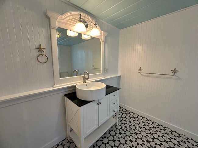 Building Photo - Cozy Home in Bokeelia - Available Now