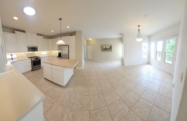 Building Photo - Contemporary Beautiful Spacious 4 bed 3 bath home