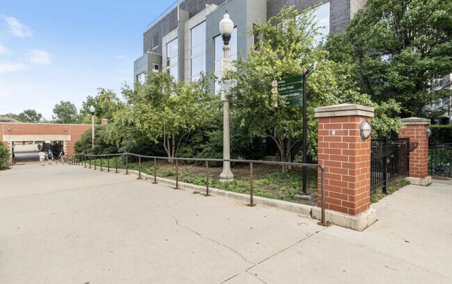 Building Photo - 320 E 21st St