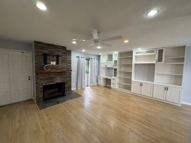 Building Photo - Spacious Tri Level 2Bed 2Bath Condo in Bay Ho