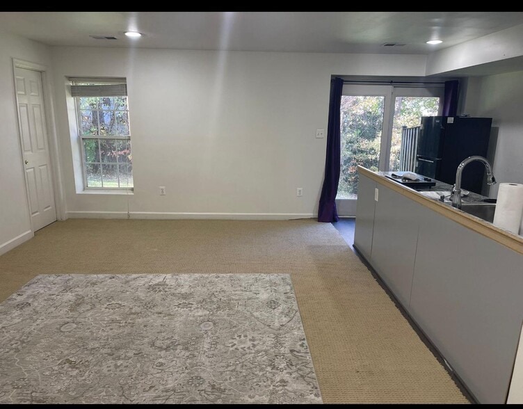 Building Photo - 100 Davidson St