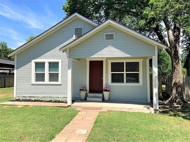 Building Photo - Available August 2026! 2 Bed House Near Downtown Bryan!
