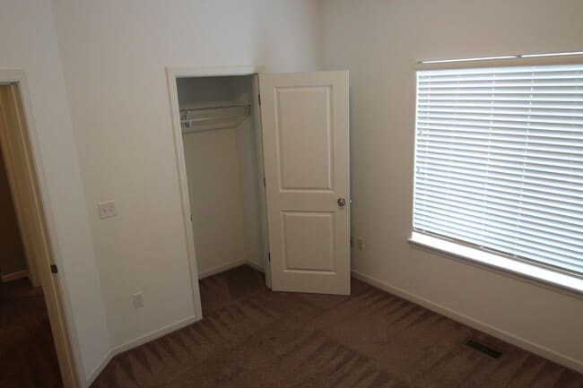 Building Photo - 4 bed/3 bath Split-foyer. Great Location!