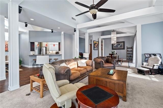 Building Photo - 632 Village Ln S