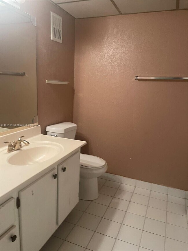 Building Photo - 6548 Racquet Club Dr
