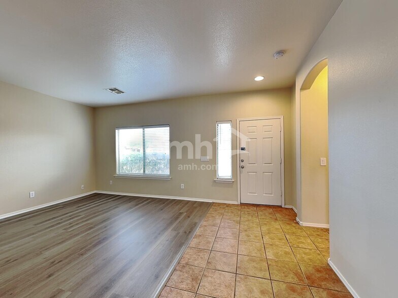 Building Photo - 11852 W Cambridge Ave