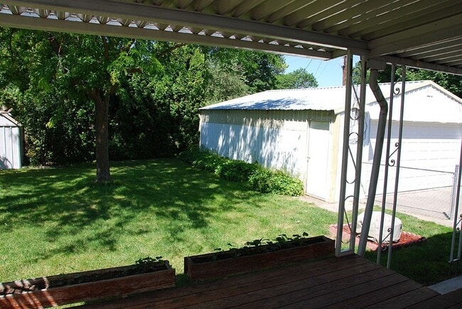Building Photo - 2 Bed 1 Bath Northwest Rancher with large Garage