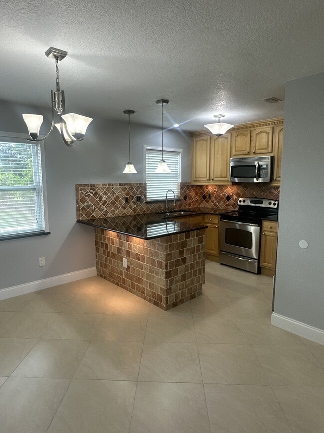 Primary Photo - 7210 N Manhattan Ave