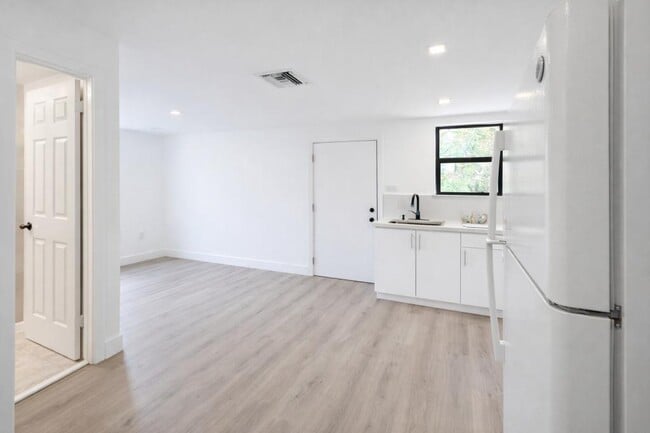 Building Photo - 445 SW 3rd St