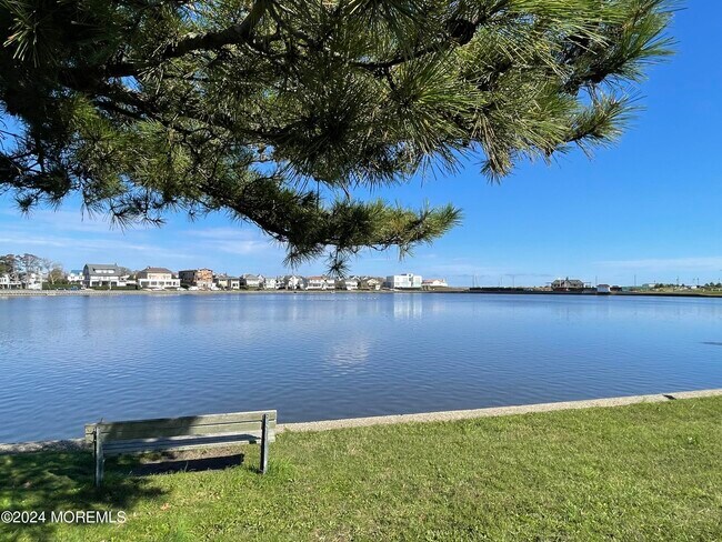 Building Photo - 302 Deal Lake Dr