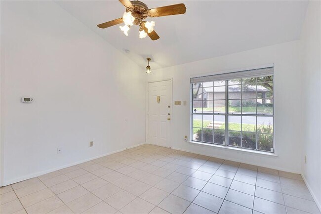 Building Photo - 1015 E Yager Ln