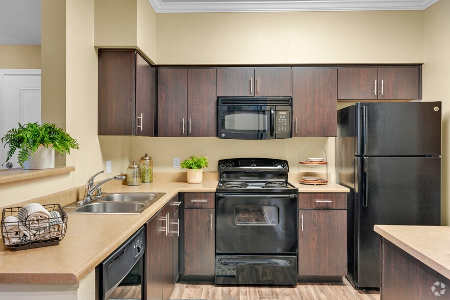 2BR, 2BA - 1056SF - Kitchen - Dakota Apartments