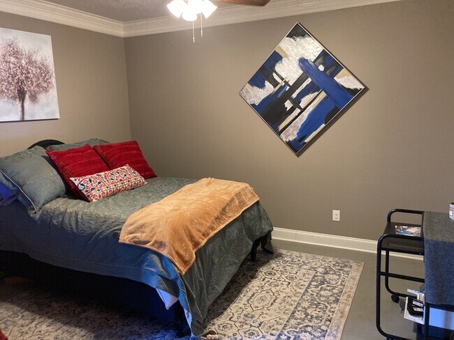 Building Photo - Unique Fully Furnished Apartment Space