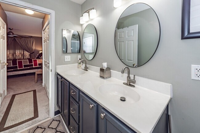 Building Photo - 7988 Shadow Oak Dr