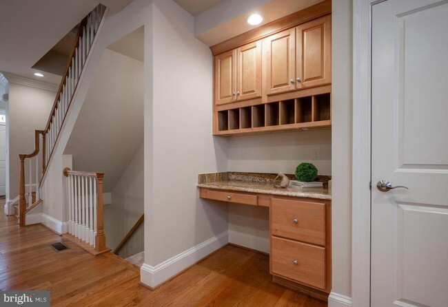 Building Photo - 420 Cook St