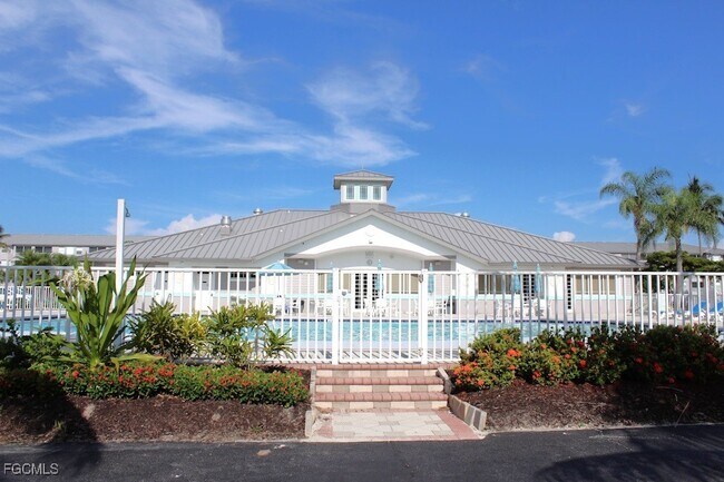 Building Photo - 16685 Lake Cir Dr