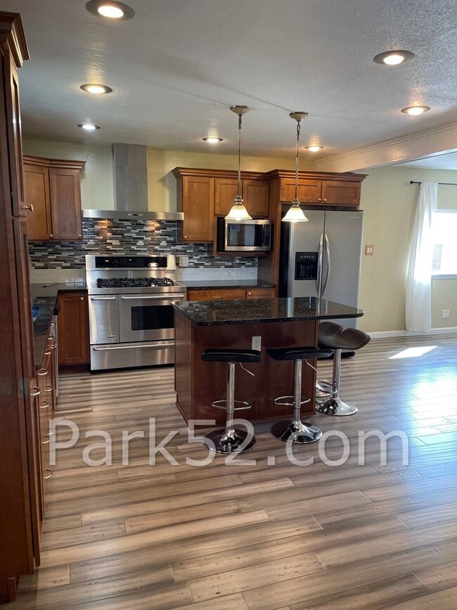 Building Photo - 4 Bedroom Single Family Home