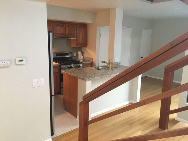 Primary Photo - Pacific Beach 2/2.5 Condo - Garage - Priva...